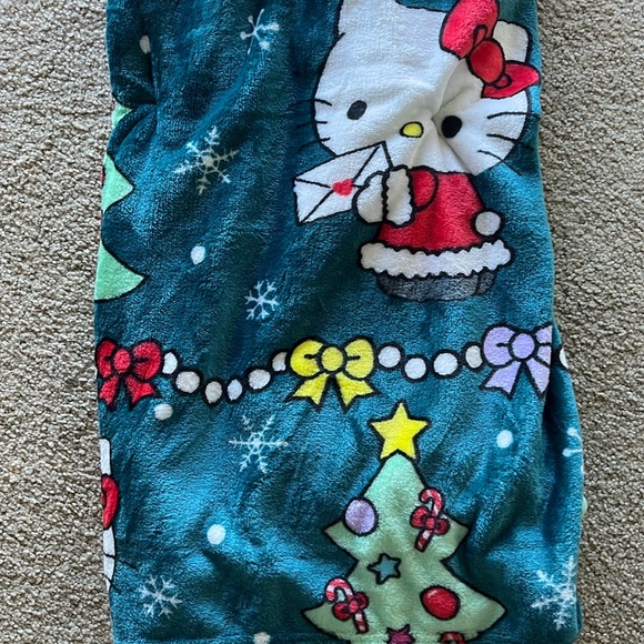 NWT Sanrio Hello Kitty and Friends Plush Christmas Throw 60x70 inches - Picture 2 of 8